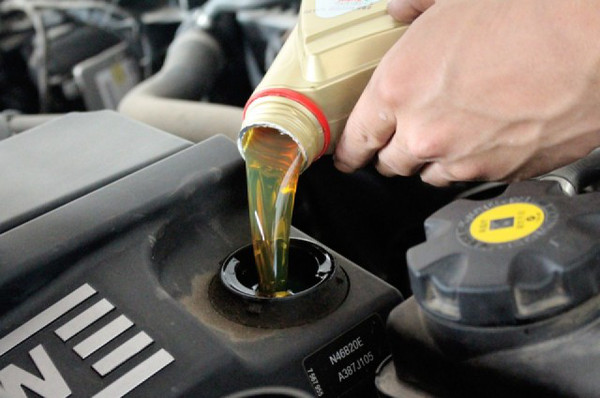 如果低于最小刻度就需要添加机油了,通常最小刻度到最大刻度机油的容积约为1L